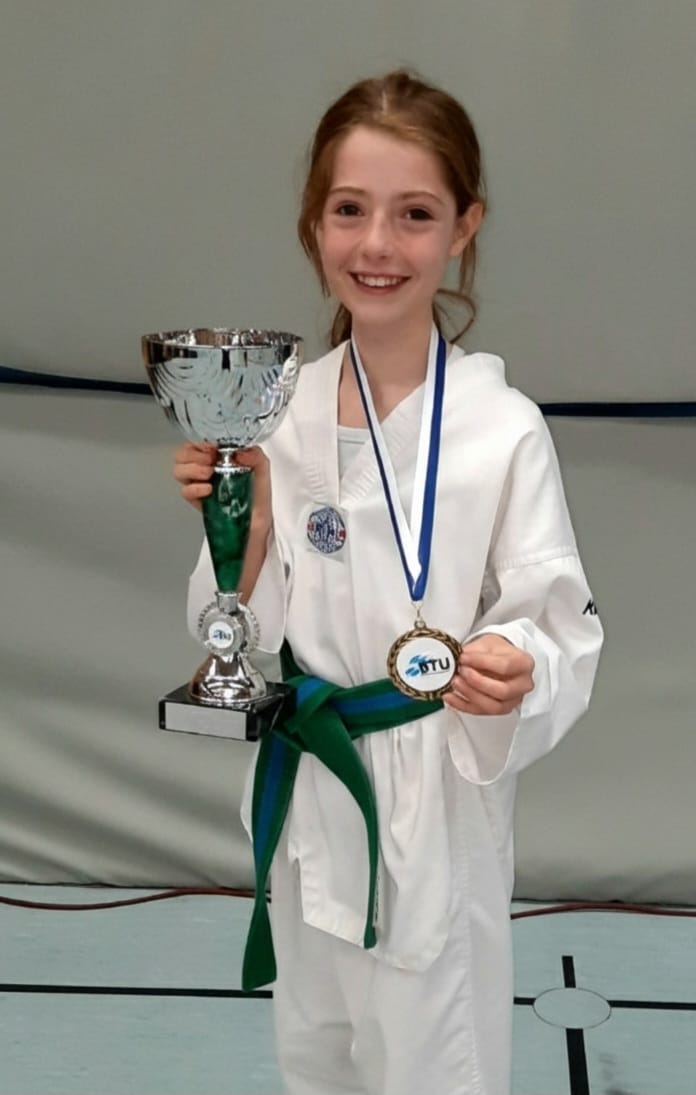 251018 BP 3 Rieke mit Techniker Pokal